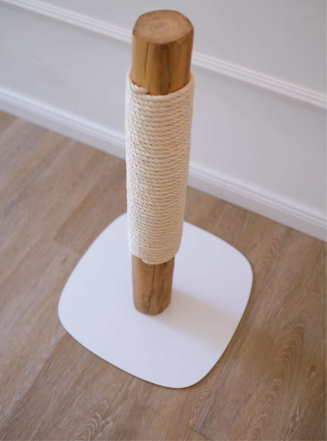 Scratching post standing