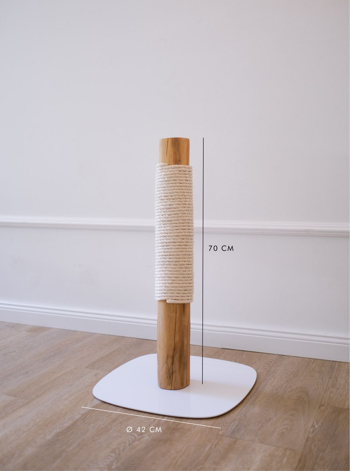 Scratching post standing